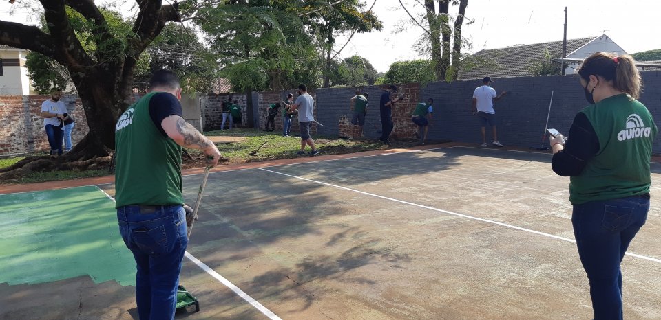 Voluntários de Mandaguari (PR) participam de revitalização de escolas municipais
