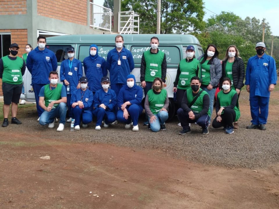 Voluntários participam de mutirão de limpeza de rios em Chapecó (SC)