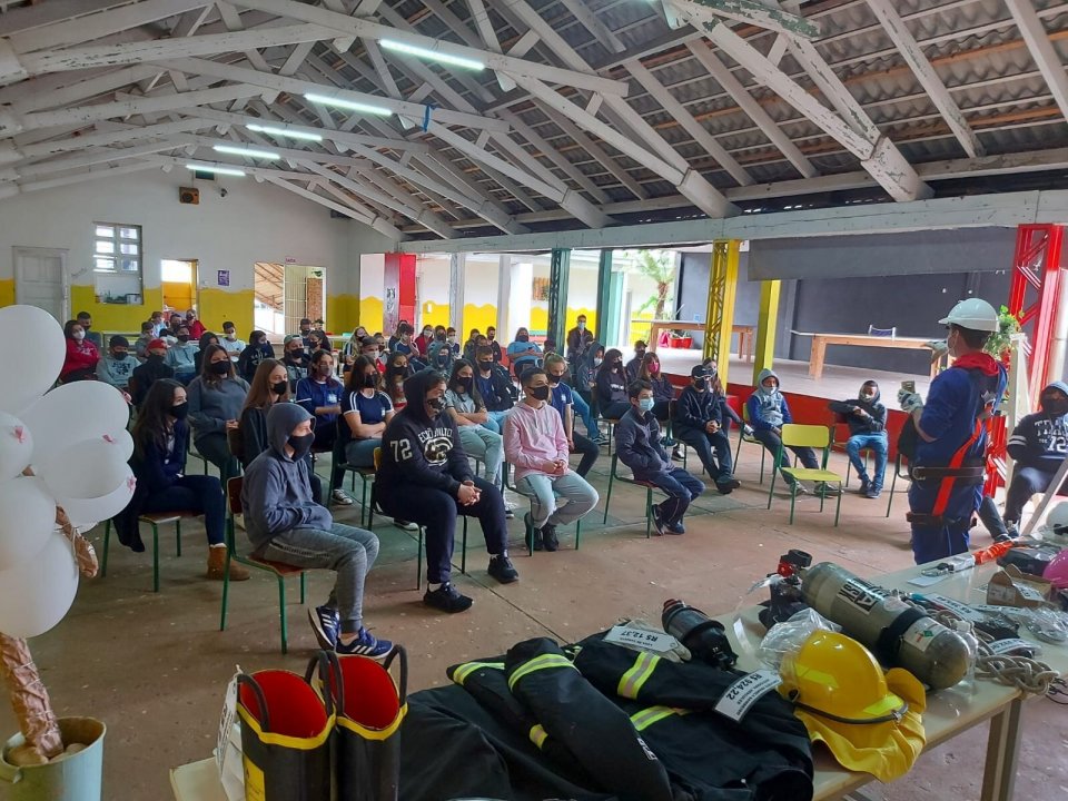 FALB trabalha sobre segurança e saúde em escolas