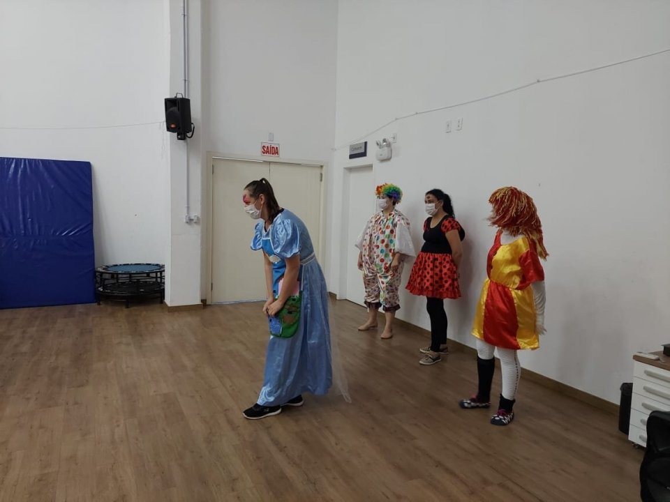 Voluntários realizam interações com crianças