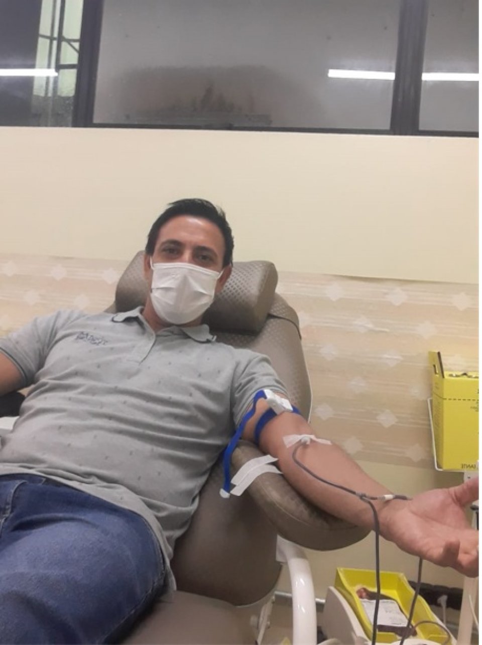 Voluntários realizam doação de sangue