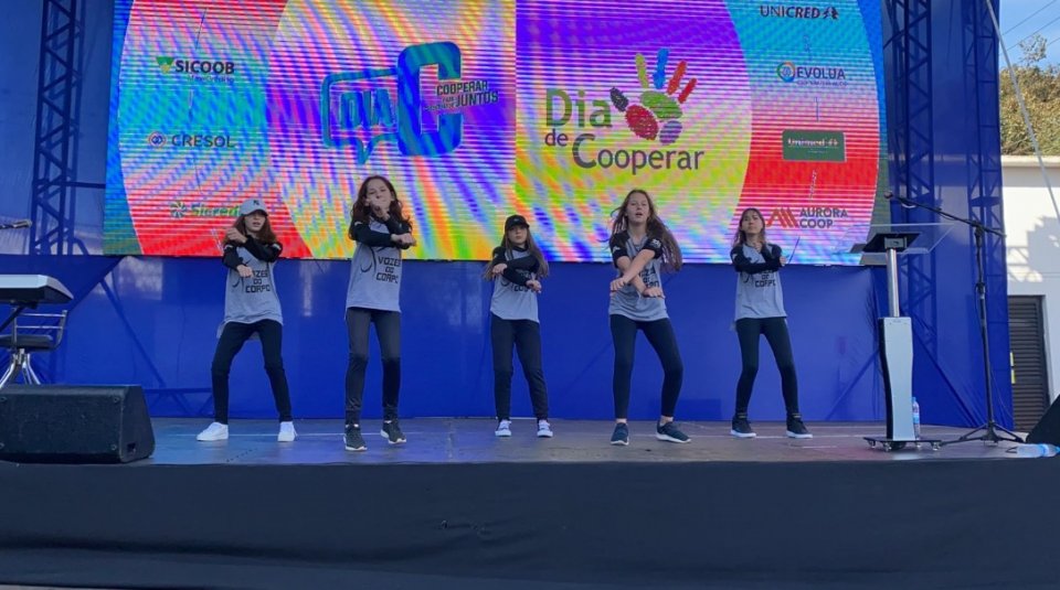Alunos do Programa Vozes do Corpo apresentam no Dia do Cooperativismo