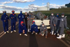 Voluntários da Aurora Coop engajados na preservação do meio ambiente