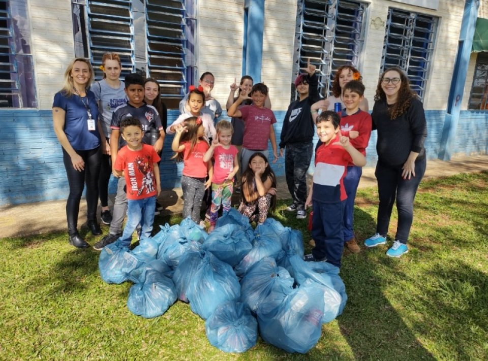 Voluntários da Aurora Coop engajados na preservação do meio ambiente