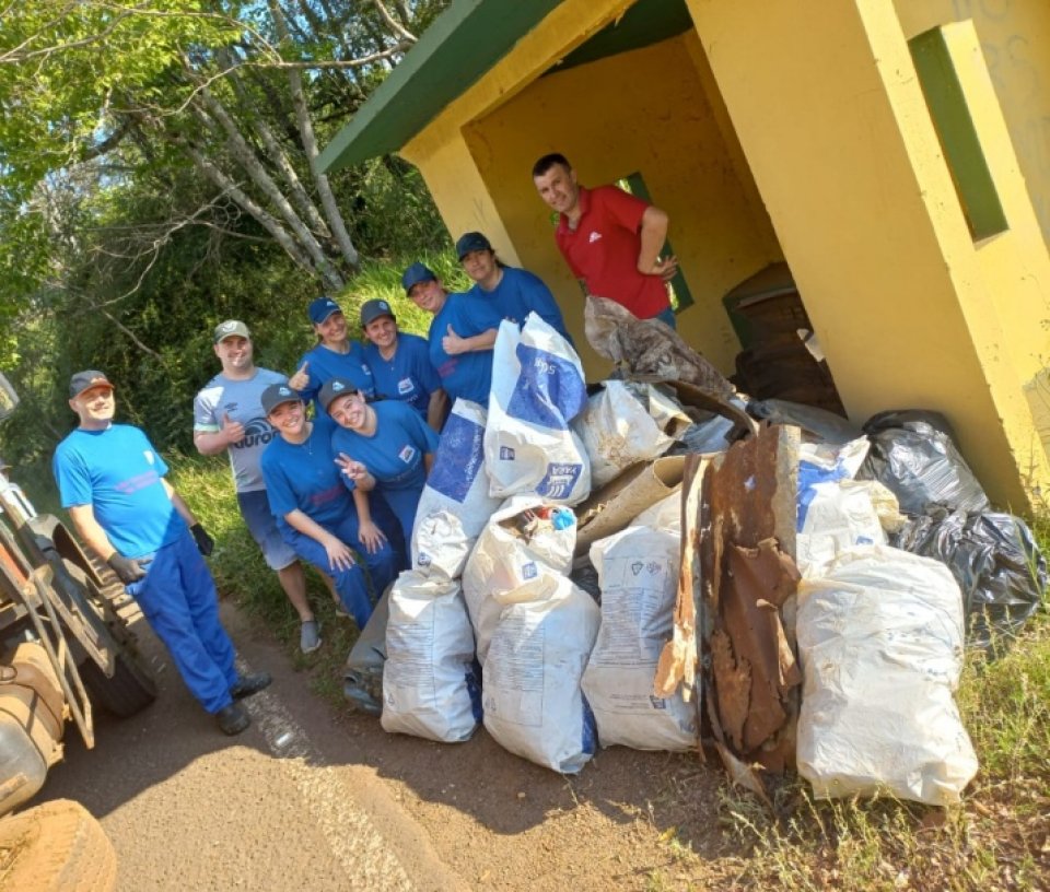 Voluntários da Aurora Coop engajados na preservação do meio ambiente