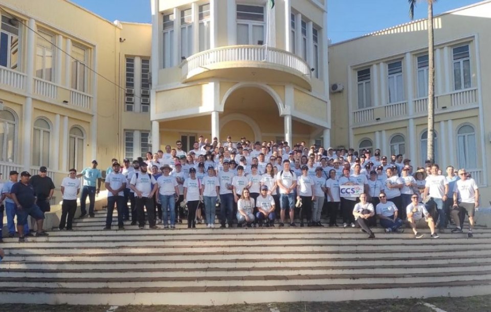 Voluntários participam de mutirão de limpeza em Sarandi (RS)