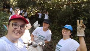 Voluntários participam de mutirão de limpeza em Sarandi (RS)