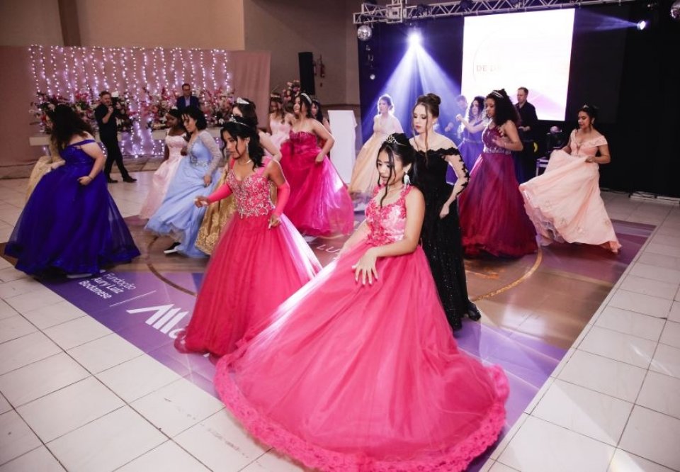 Filhas de colaboradores da Aurora Coop realizam o sonho de debutar