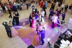 Filhas de colaboradores da Aurora Coop realizam o sonho de debutar