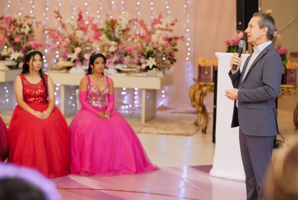 Filhas de colaboradores da Aurora Coop realizam o sonho de debutar