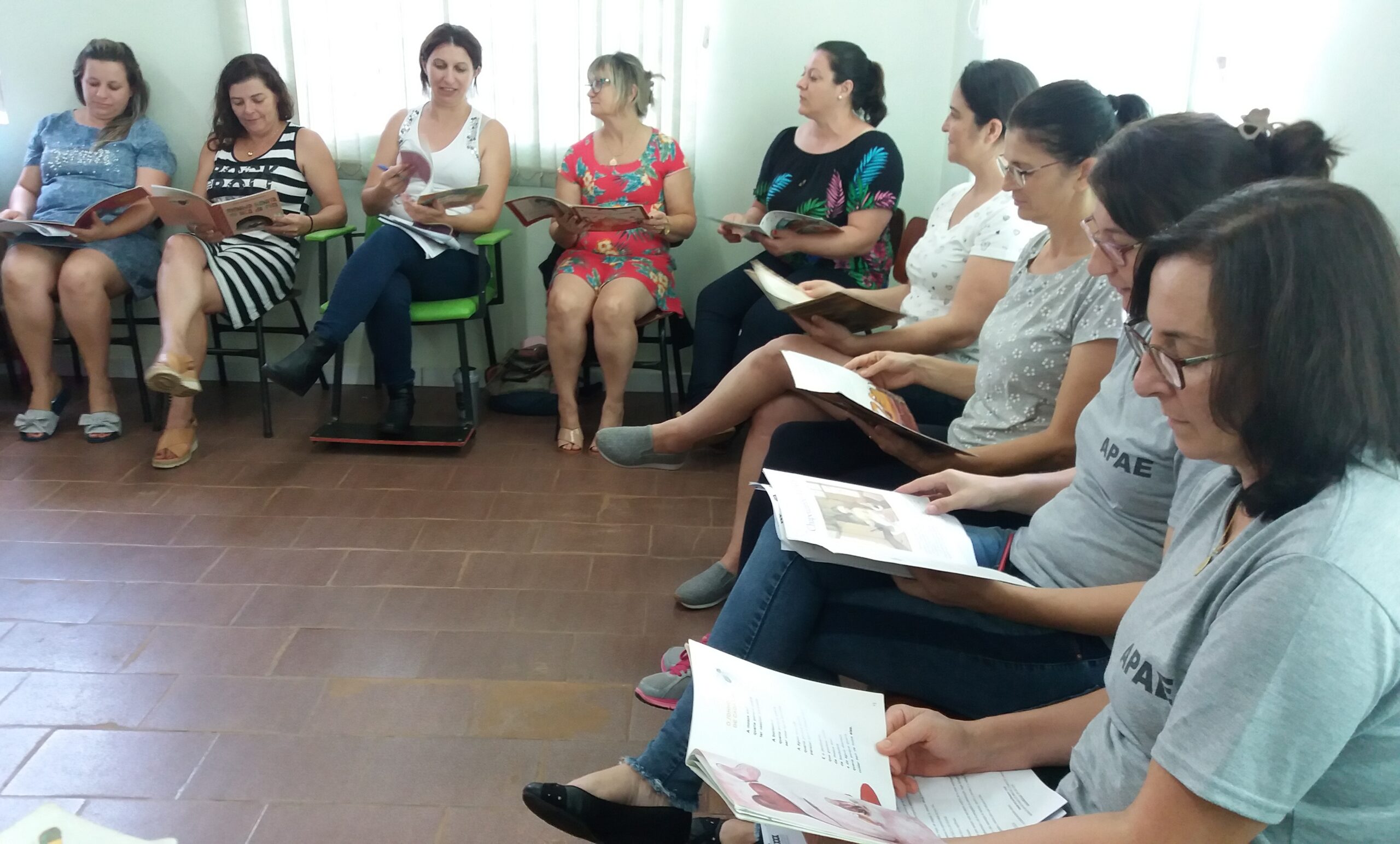 Roda de Leitura promove curso de Contação de Histórias na APAE de Xaxim
