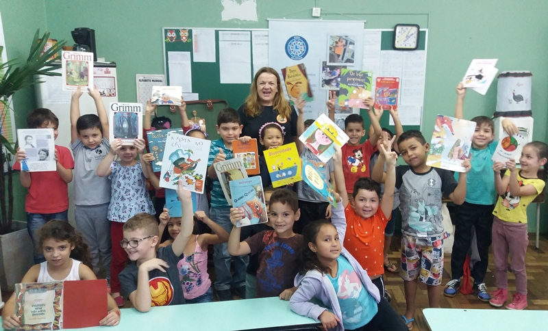 Roda de Leitura comemora Dia Mundial da Poesia em escolas de Chapecó