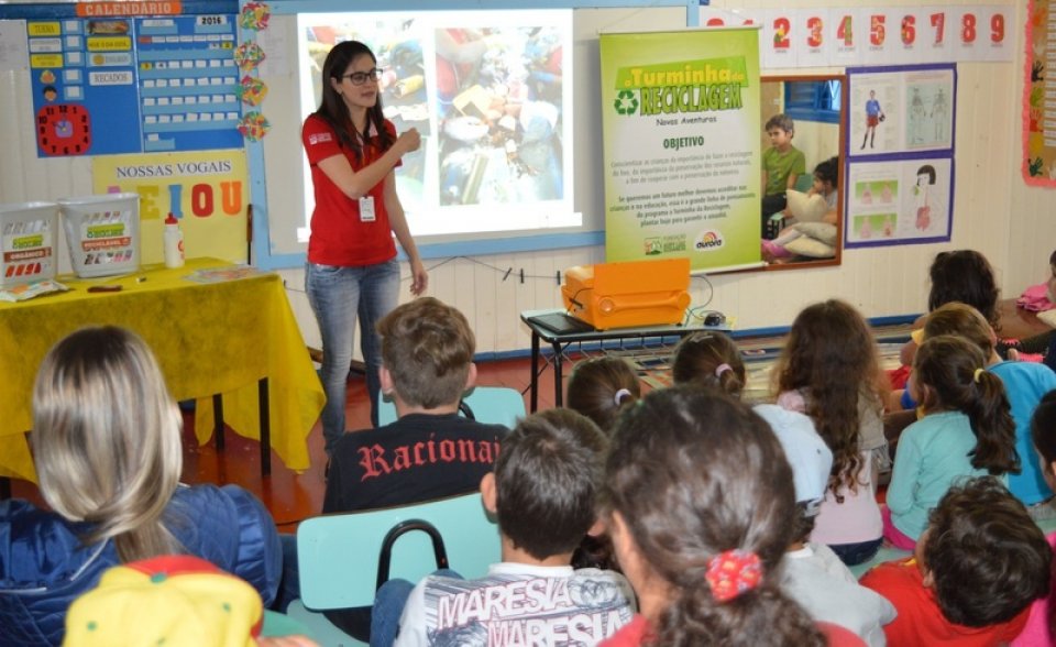 Sensibilização com A Turminha da Reciclagem no mês de Julho