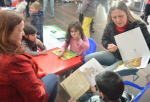 Master Sonda Shopping recebe contação de histórias