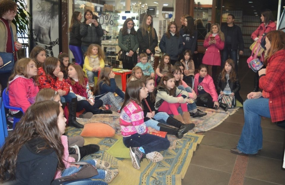 Master Sonda Shopping recebe contação de histórias