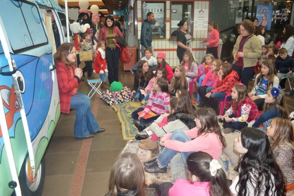 Master Sonda Shopping recebe contação de histórias